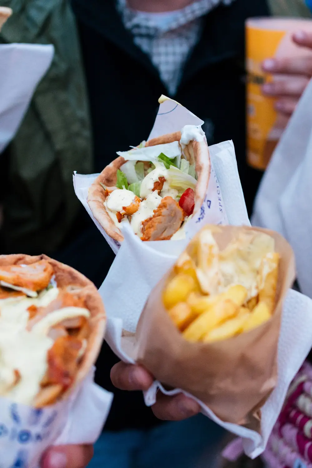 Une pita au poulet croustillant et un cornet de frites