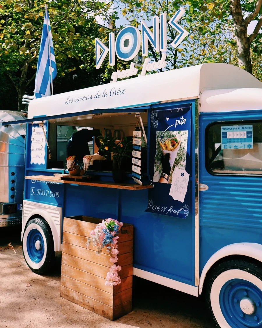 Le camion bleu Dionis, enseigne lumineuse et drapeau grec